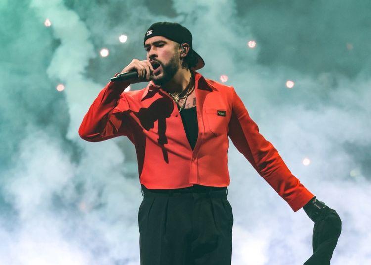 Portada de Bad Bunny anuncia “DeBÍ TiRAR MáS FOToS World Tour”