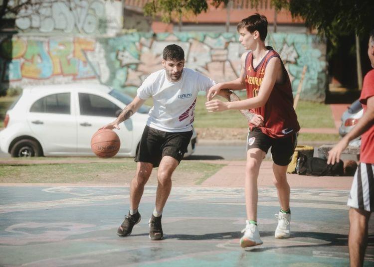 Portada de Triples, arte urbano y cultura: el básquet callejero conquista las calles y las canchas latinas