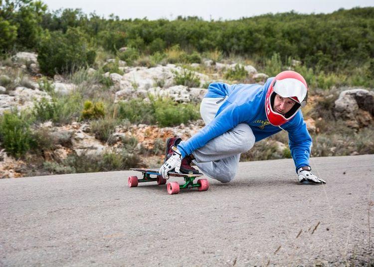 Portada de La pasión vertiginosa del longboard downhill