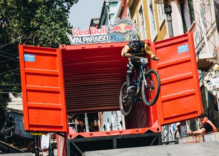 Portada de Red Bull Cerro Abajo 2025: adrenalina al límite en las calles de Valparaíso