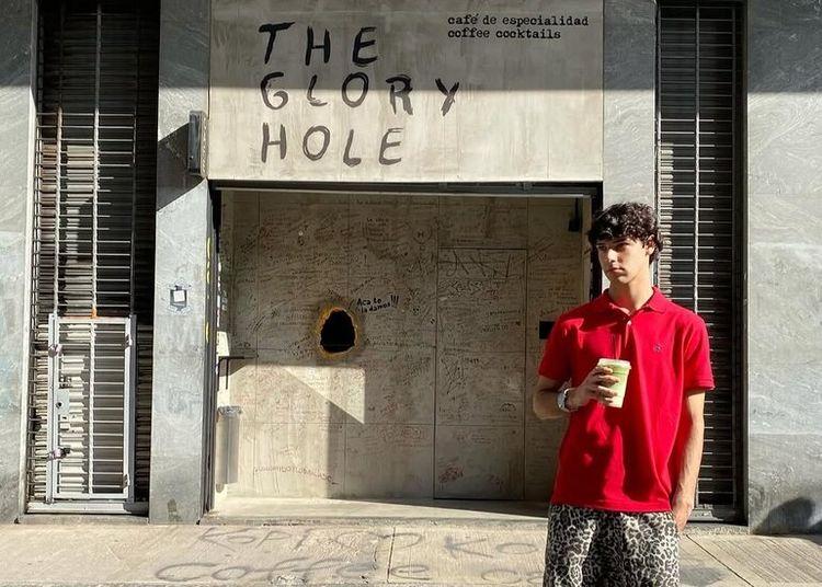 Portada de El misterio del café servido a través de un agujero en la pared