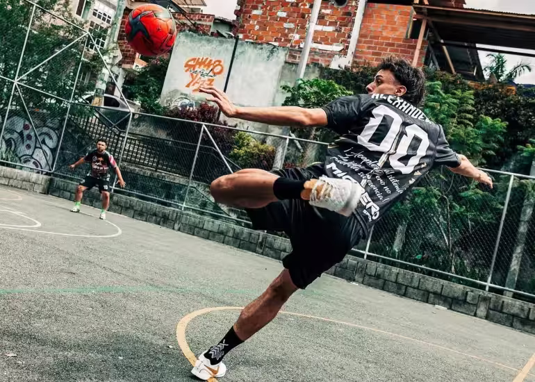 Portada de ¿Quién es Alexander00, el creador colombiano que revolucionó el fútbol callejero?