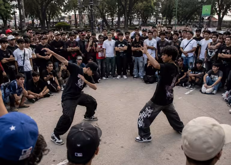 Portada de ¿Qué son las batallas de “farmear aura”, el fenómeno furor en las plazas de Latinoamérica?