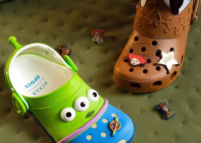 Portada de Crocs vuelve al universo Toy Story de la mano de Jessie y los Aliens
