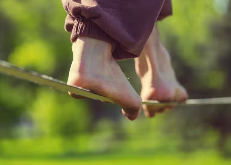 Portada de ¿Querés arrancar en slackline? Estas son las claves para dominar la cuerda