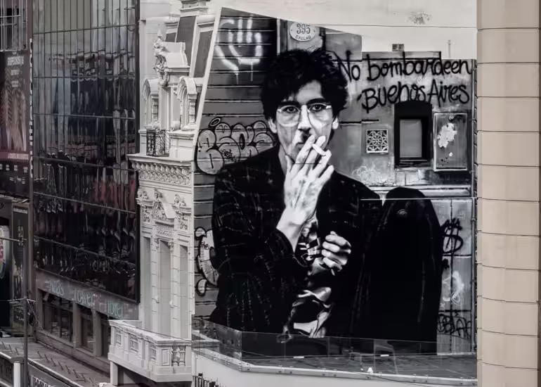 Portada de Así es el mural de Charly García que transforma una de las esquinas más icónicas de Buenos Aires