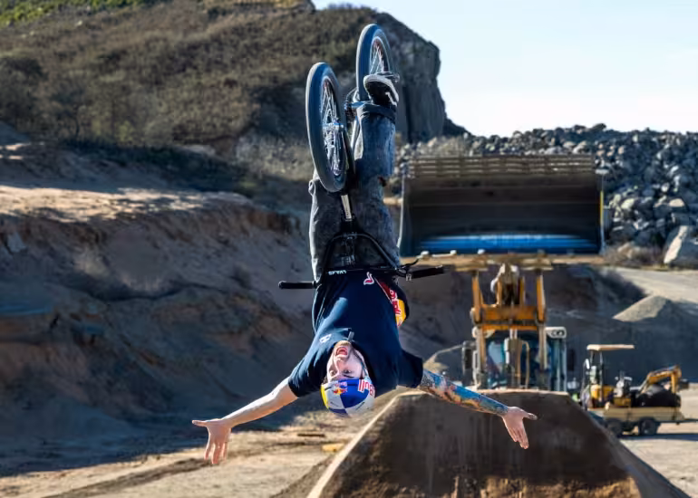 Portada de Gabriel Chaves y un desafío fuera de serie: BMX, excavadoras y rampas de tierra