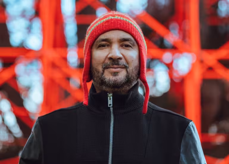 Portada de Héctor Zamora, el mexicano que convierte muros y estructuras en arte contemporáneo