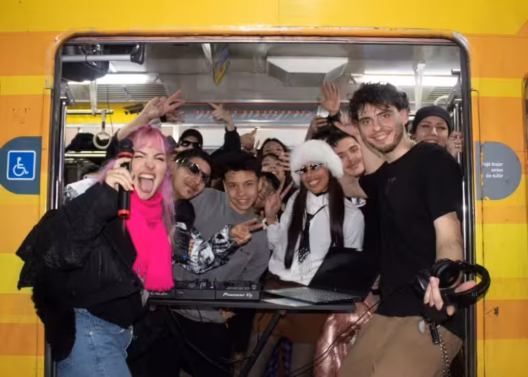 Portada de El fenómeno que convierte al transporte público en una fiesta electrónica