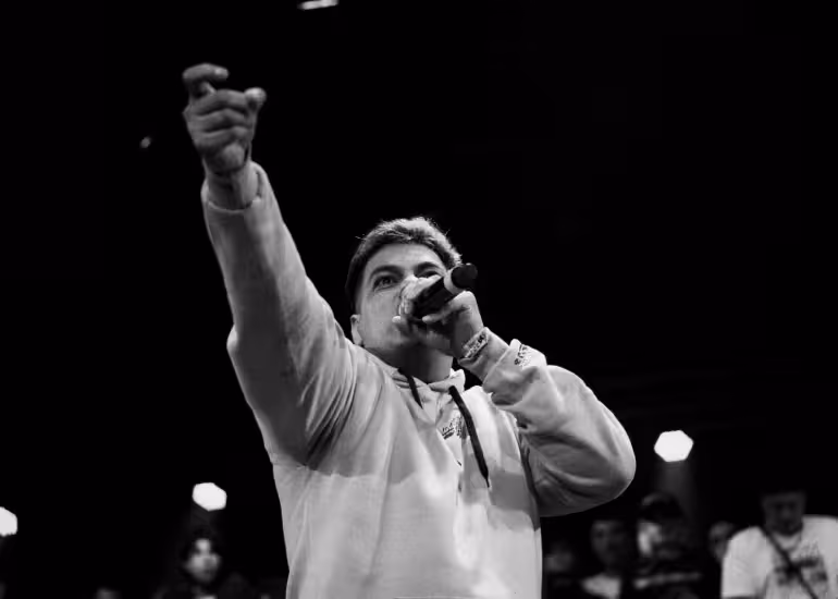 Portada de ¿Qué son las batallas escritas, la disciplina del rap en donde cada barra se prepara al detalle?