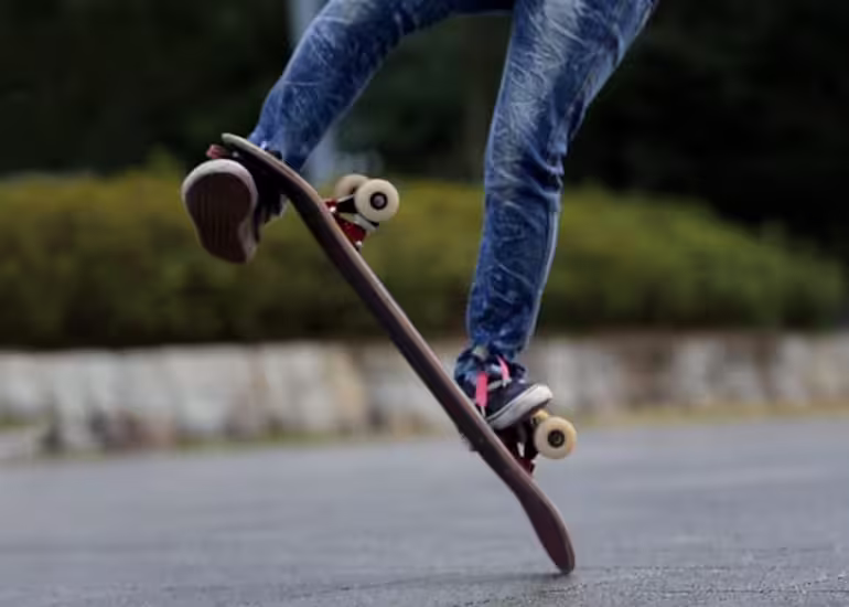 Portada de ¿Cuáles son los trucos básicos del freestyle skateboarding?