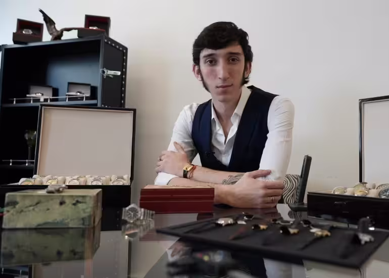 Portada de ¿Quién es Matías Gastón Islas, el joven relojero que es furor en las redes sociales?