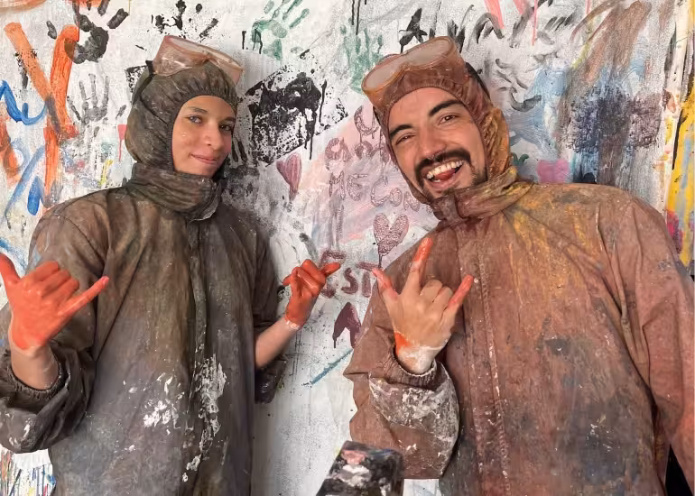 Portada de Pintura, juegos y caos: Art Gaming, el splatter room que tenés que conocer en Bogotá
