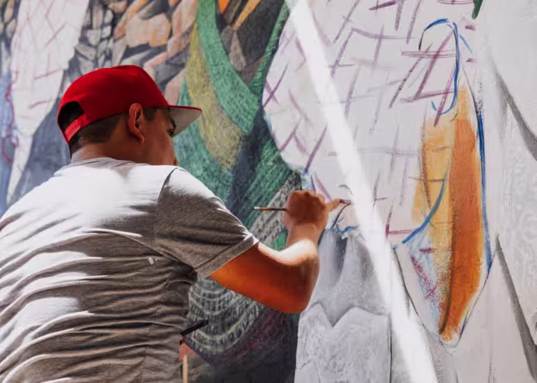 Portada de Aerosol, rodillo o pincel: ¿qué herramienta usar para pintar un mural?