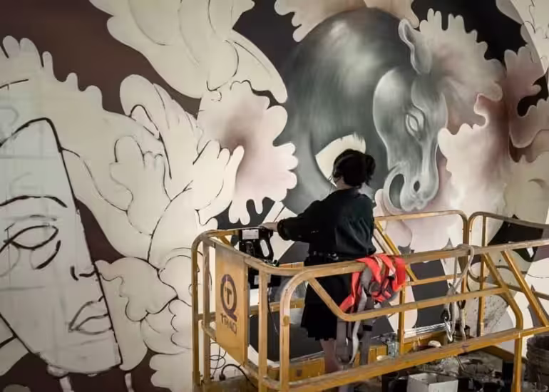 Portada de ¿Quién es Fusca, la voz femenina que lidera el muralismo en México?