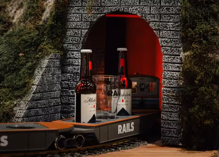 Portada de El spot gastronómico de Palermo donde un tren reemplaza a los mozos