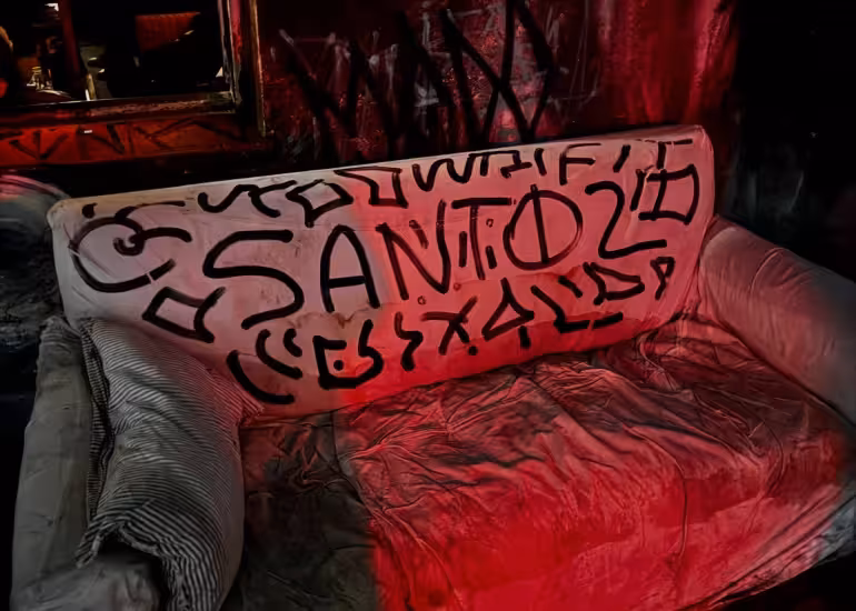 Portada de Santoz, el artista argentino que convierte la basura de Buenos Aires en obras de arte