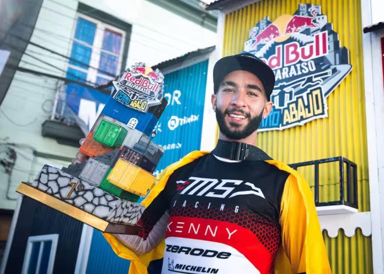 Portada de Sebastían Holguín, el dueño de Red Bull Valparaíso Cerro Abajo