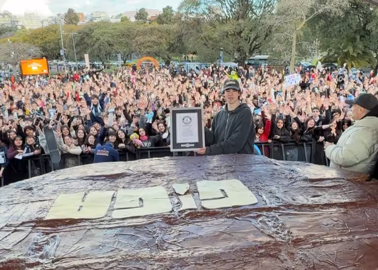 Portada de Spreen hizo historia con GIGA: creó el alfajor más grande del mundo y consiguió un récord Guinness