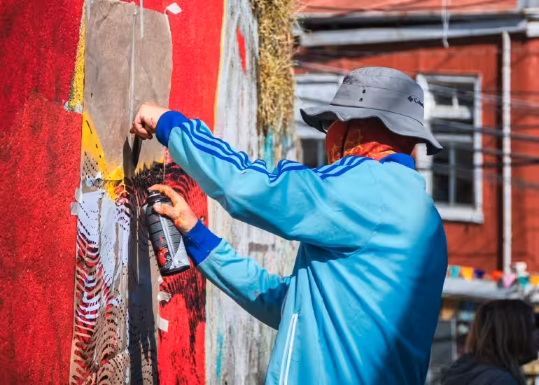 Portada de Valparaíso vuelve a ser escenario del stencil con la segunda edición de Barrio en Capas