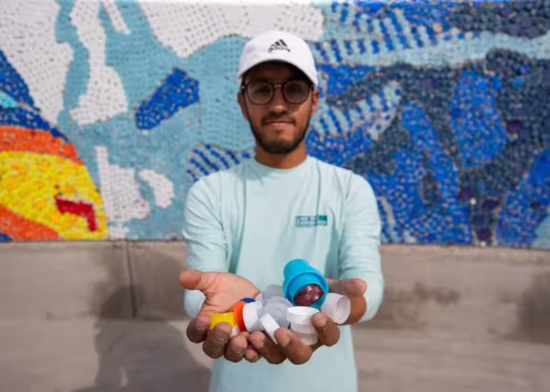 Portada de El artista que transforma tapitas de botellas en increíbles murales