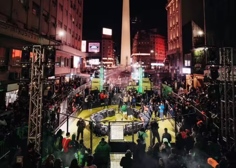 Portada de El fútbol callejero tomó el Obelisco de la mano de Nike