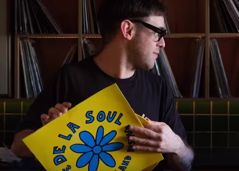 Portada de Roman Kissa Bar: el binomio perfecto de coctelería y vinilos