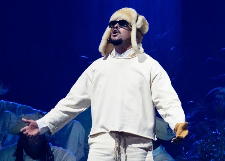 Portada de Bad Bunny sorprende con “ALAMBRE PúA” en plena residencia en Puerto Rico