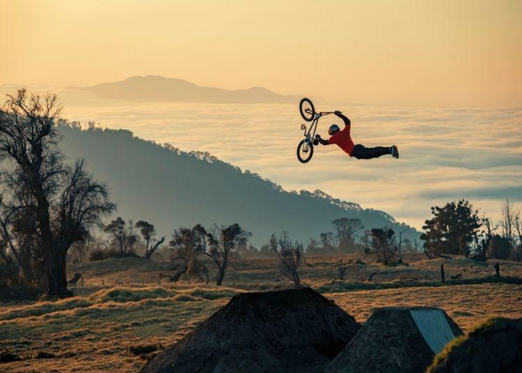 Portada de El salto del costarricense Kenneth Tencio en el volcán Turrialba
