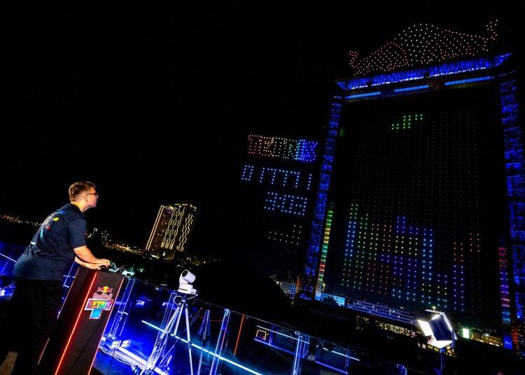 Portada de Un campeón entre miles de drones: Fehmi Atalar se quedó con la Final Mundial de Red Bull Tetris