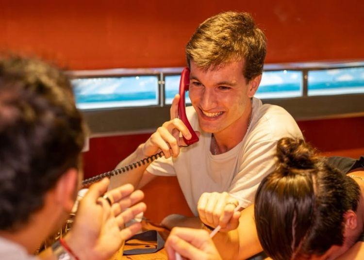 Portada de El bar de Buenos Aires donde se llama por teléfono para conocer gente