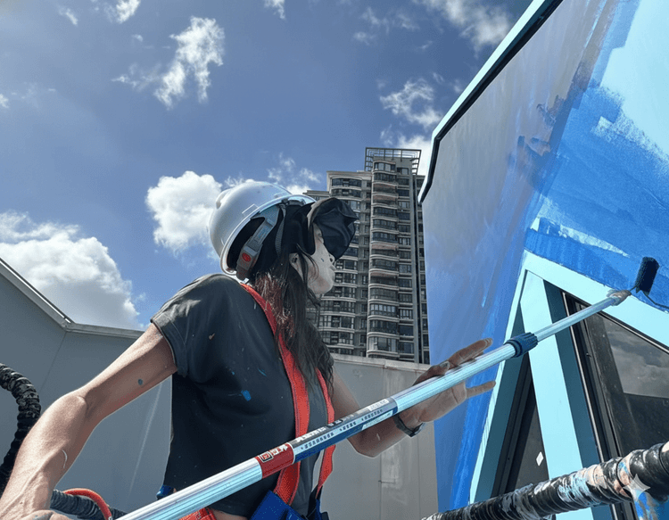 Portada de Fio Silva: "Llevo mi identidad latinoamericana como bandera en cada mural"