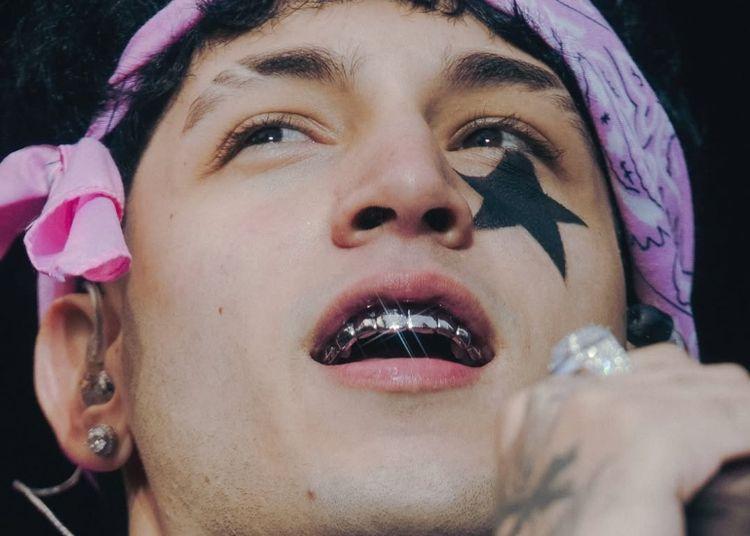 Portada de El accesorio que se adueñó de las bocas de los artistas