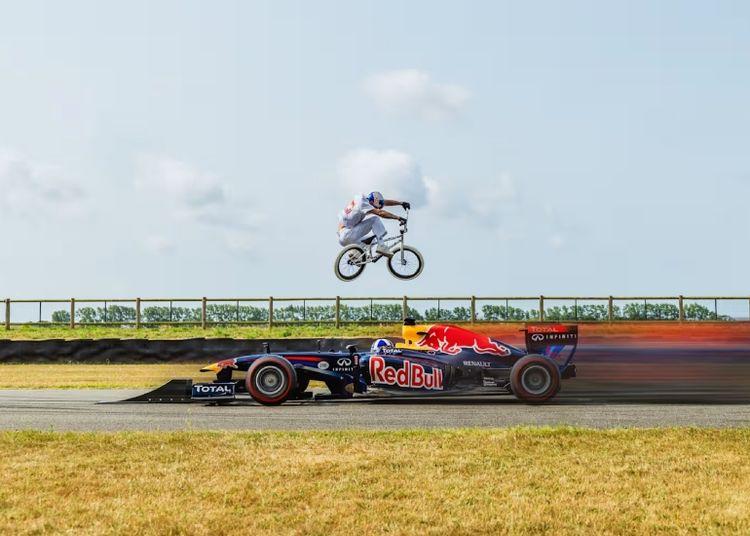 Portada de No es IA: Kriss Kyle saltó un auto de Fórmula 1