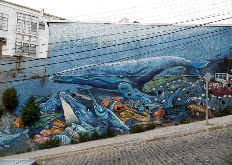 Portada de Estos murales en Valparaíso parecen salidos de otro planeta