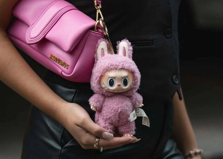 Portada de ¿Qué son los Labubu, los muñecos virales que conquistan la moda mundial?