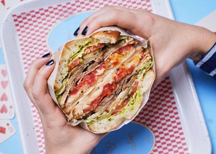 Portada de El colmo de El Colmo: entrar por un sándwich y salir fanático del tiramisú