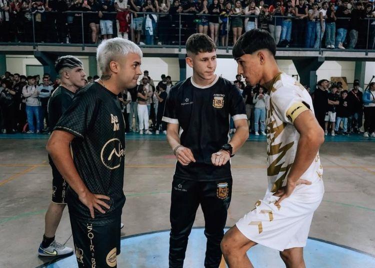 Portada de Más piñas que goles: cómo el conflicto se adueñó del fútbol callejero digital