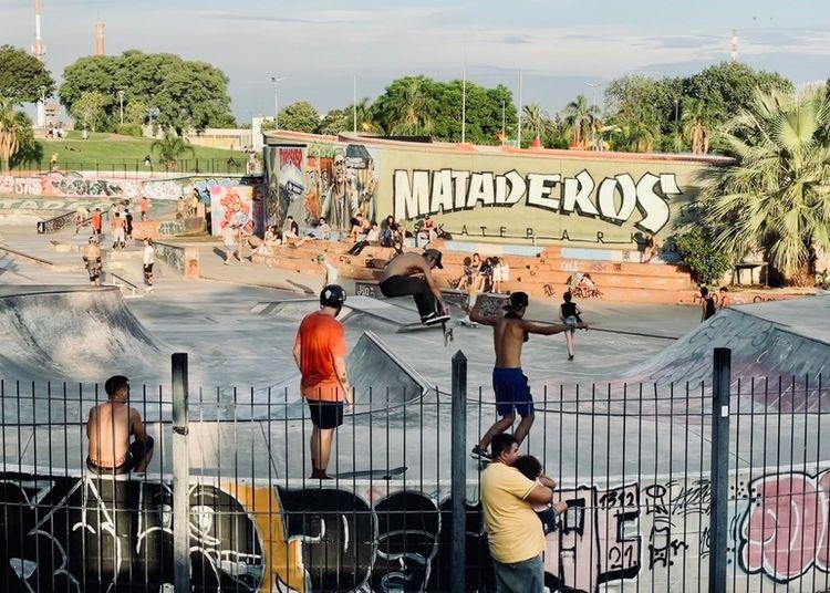 Portada de 24 horas de adrenalina: conocé el skatepark gratuito de Mataderos