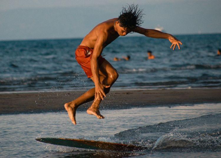 Portada de Skimboarding, el deporte de playa que mezcla skate y surf