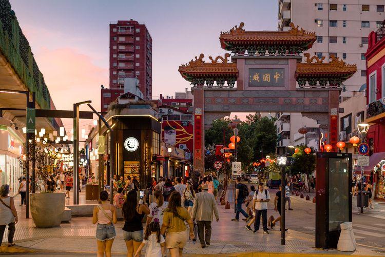 Portada de "Mei, Suri & The Nekos": conocé este icónico mural del Barrio Chino