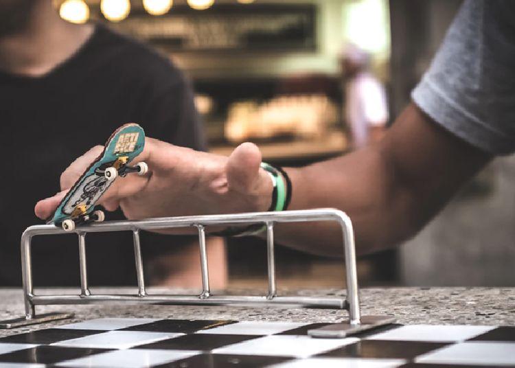 Portada de Los trucos que sí o sí debés saber de fingerboard