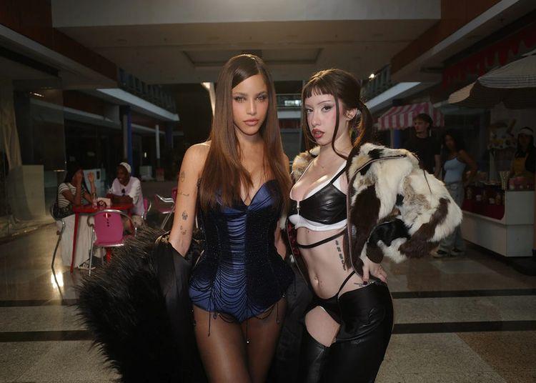 Portada de Emilia Mernes, Six Sex y una “Pasarela” irónica contra el consumismo